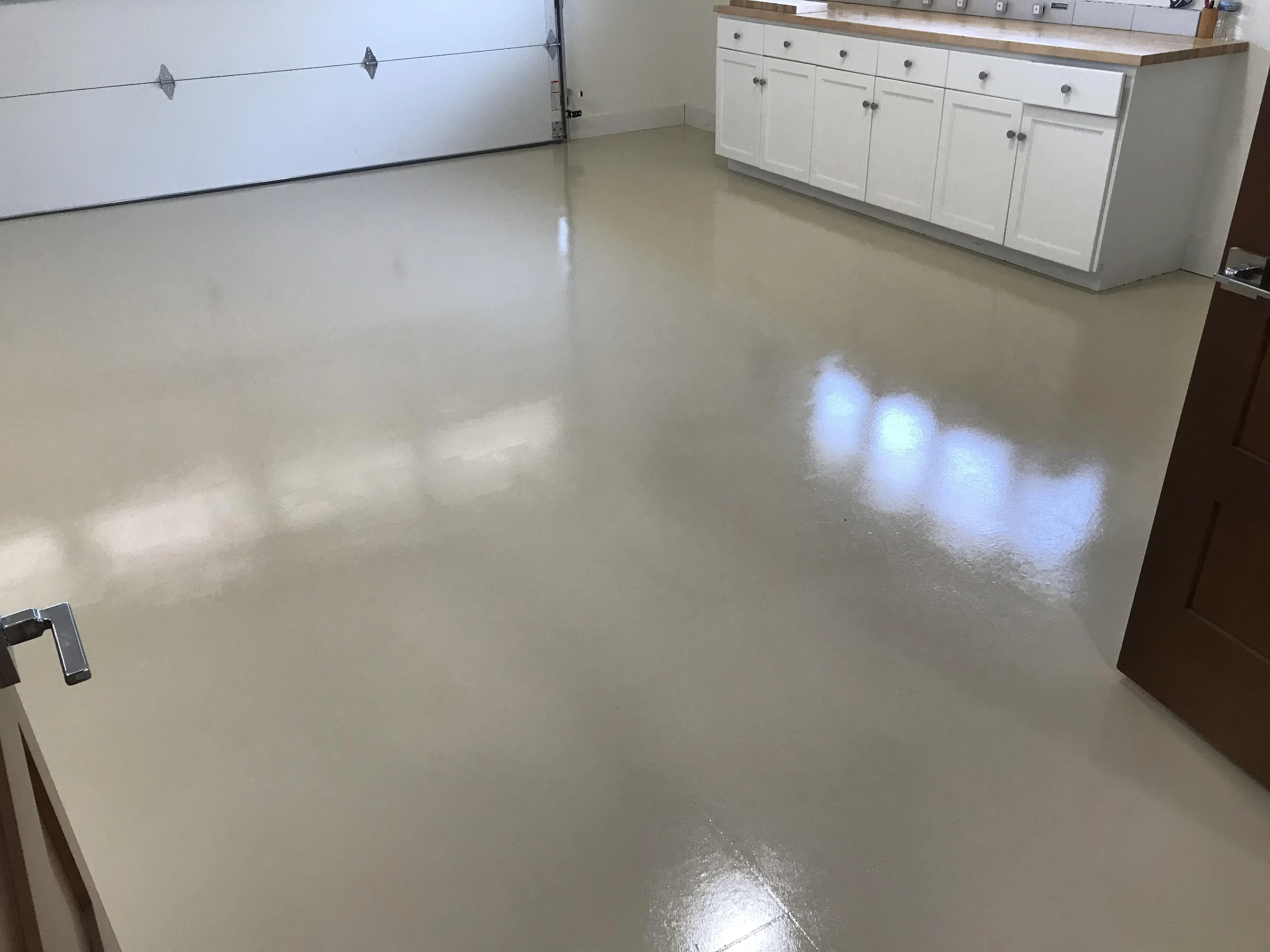 Seamless solid gray epoxy floor in a high-end workshop